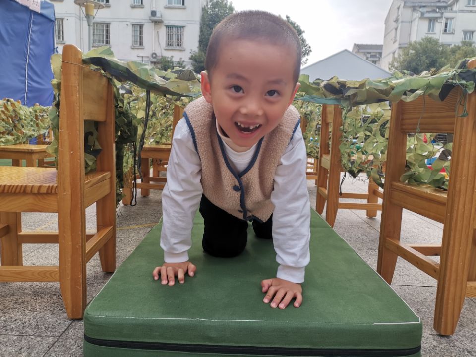 幼儿园的户外体锻游戏之穿越雨林趣味多