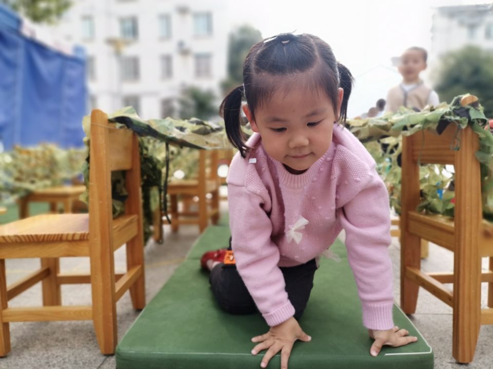幼儿园的户外体锻游戏之穿越雨林趣味多