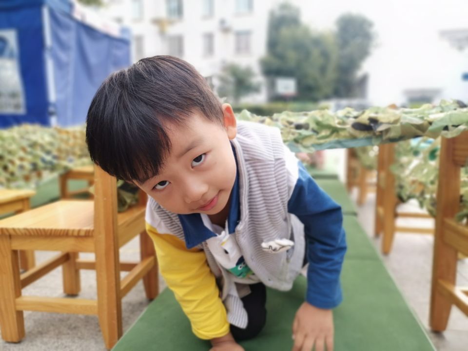 幼儿园的户外体锻游戏之穿越雨林趣味多