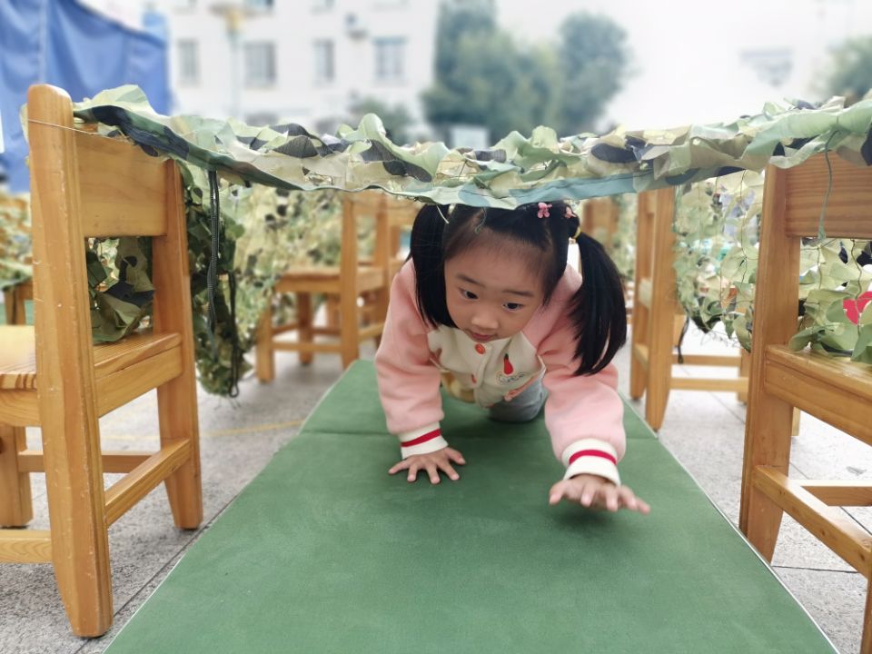 幼儿园的户外体锻游戏之穿越雨林趣味多